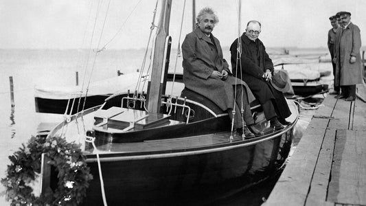Albert Einstein con el ingeniero Harms en su velero «Tümmler» (un regalo por su 50 cumpleaños) en el lago Wannsee en Berlín - 01-08-1929 - Publicada por el Berliner Morgenpost