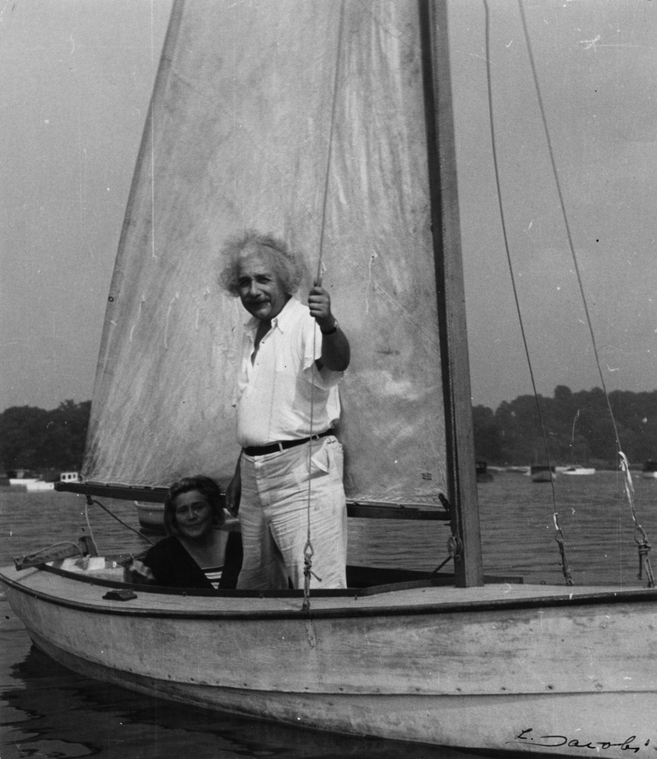 Albert Einstein en 1937 navegando con Grete Lebach. Foto de Lote Jacobi