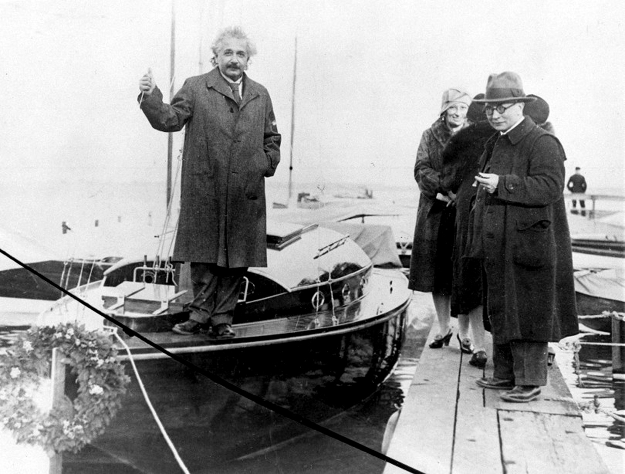 Albert Einstein posando con el ingeniero Harms en su velero «Tümmler» regalo por su 50 cumpleaños, en el lago Wannsee en Berlín. Foto publicada por el Berliner Morgenpost el 01 de agosto de 1929. Propiedad de Ullstein bild (via Getty Images)
