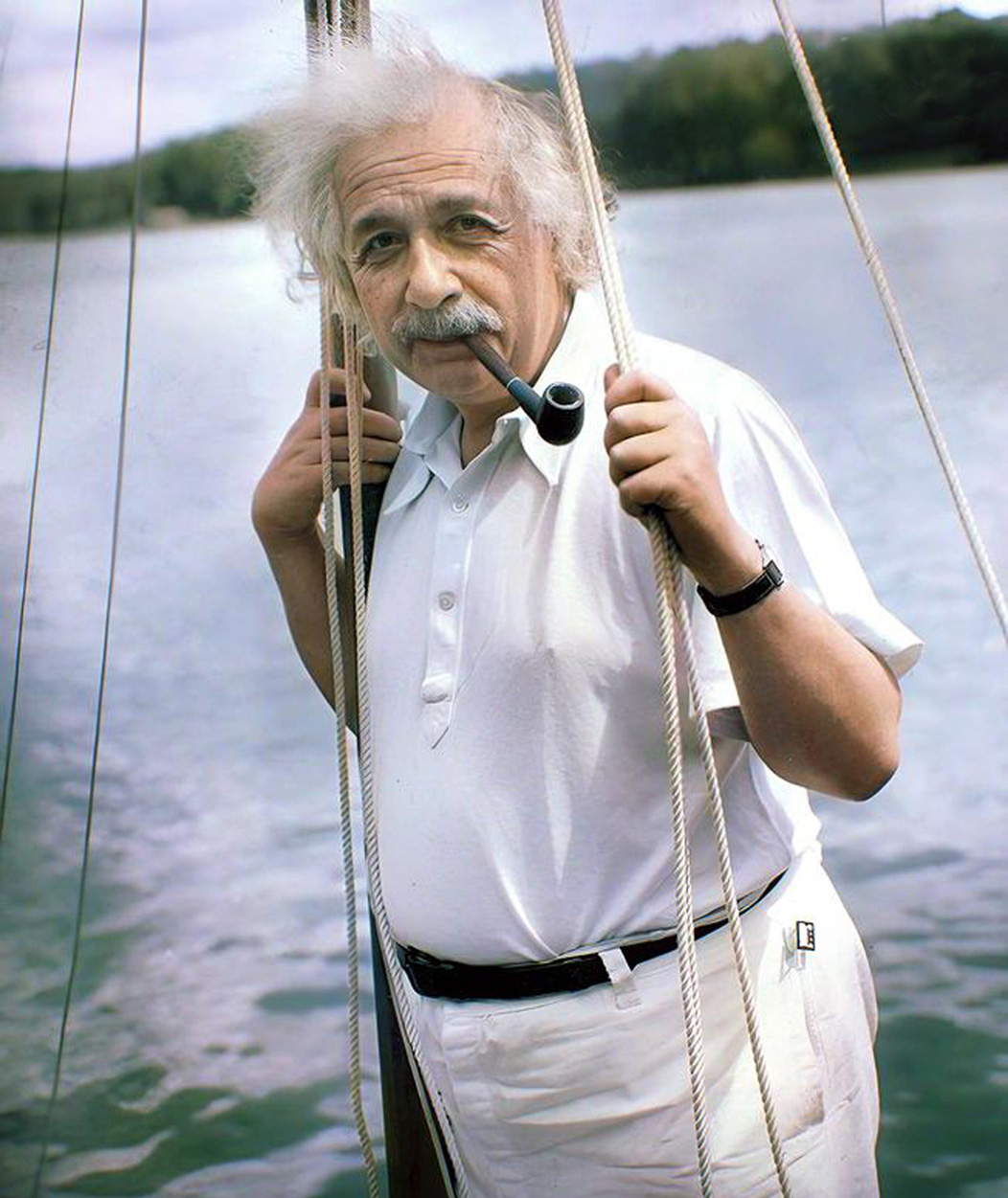 Albert Einstein en 1936 navegando en el lago Saranac en Adirondack Park Nueva York. (Foto original en blanco y negro coloreada por Jecinci)