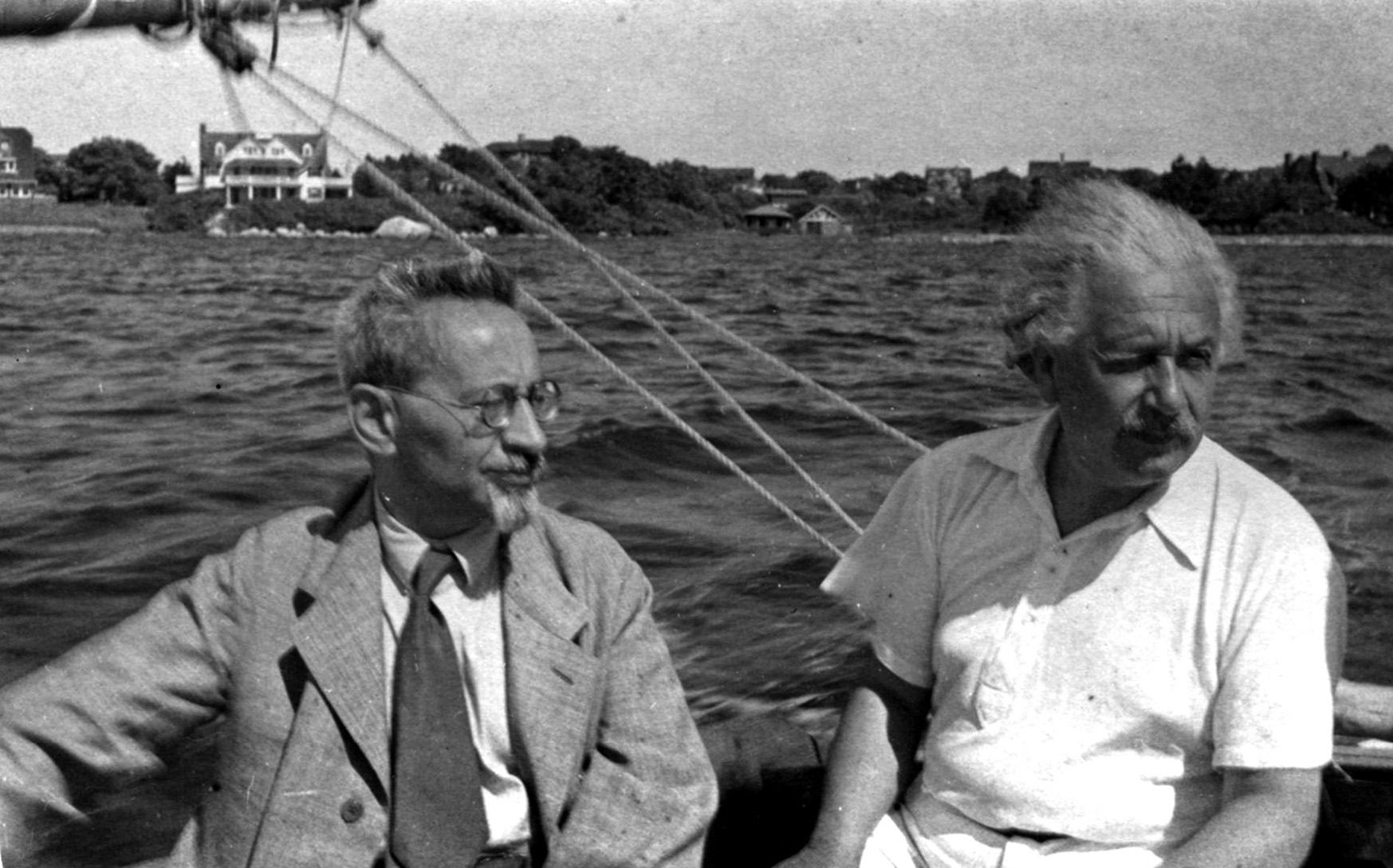 Albert Einstein navegando con Kurt Rosenfeld. Rosenfeld nació en Prusia en 1877. Fue abogado y político y cofundador del Partido Socialista de los Trabajadores en Alemania.