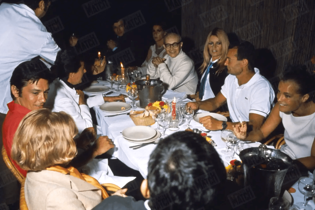En la foto vemos a Alain Delon charlando animadamente con su compañera de mesa. Frente a él están Brigitte Bardot, Eric Tabarly y Romy Sneider. Imágenes de una época de glamour, de estrellas y de récords que sorprendían y entusiasmaban al mundo. Corría el año1968