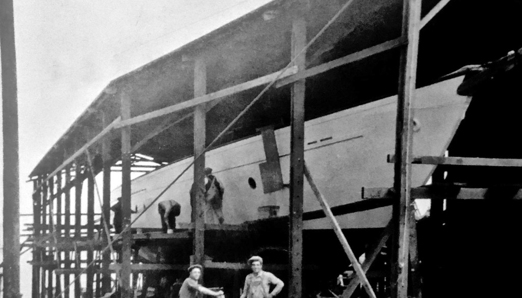 El «Zaca» durante su construcción en el cobertizo levantado en medio de la calle principal de Sausalito para albergar la construcción del barco. Nunes Brothers Boat and Ways Co., Sausalito, California