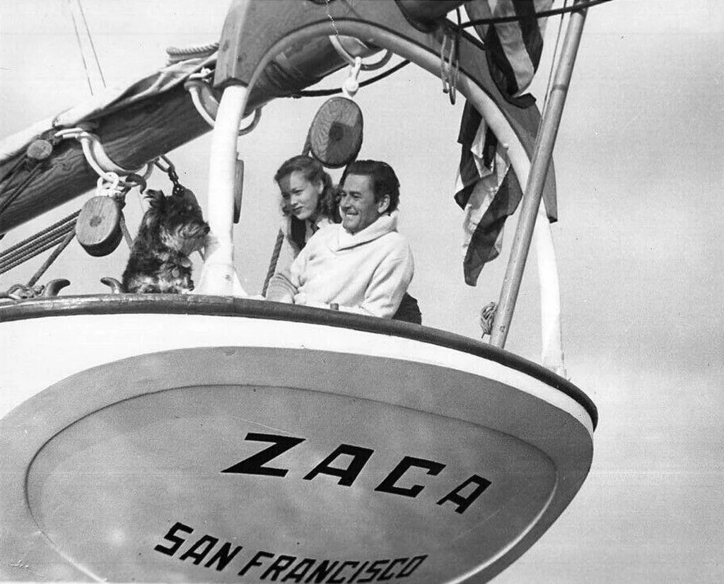 Errol Flynn con su segunda mujer Nora Eddington y su perro Arno en la cubierta del «Zaca»