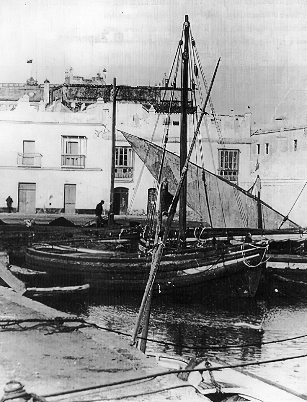 Antigua fotografía del muelle de El Zaporito, en San Fernando, Cádiz, y un candray amarrado.