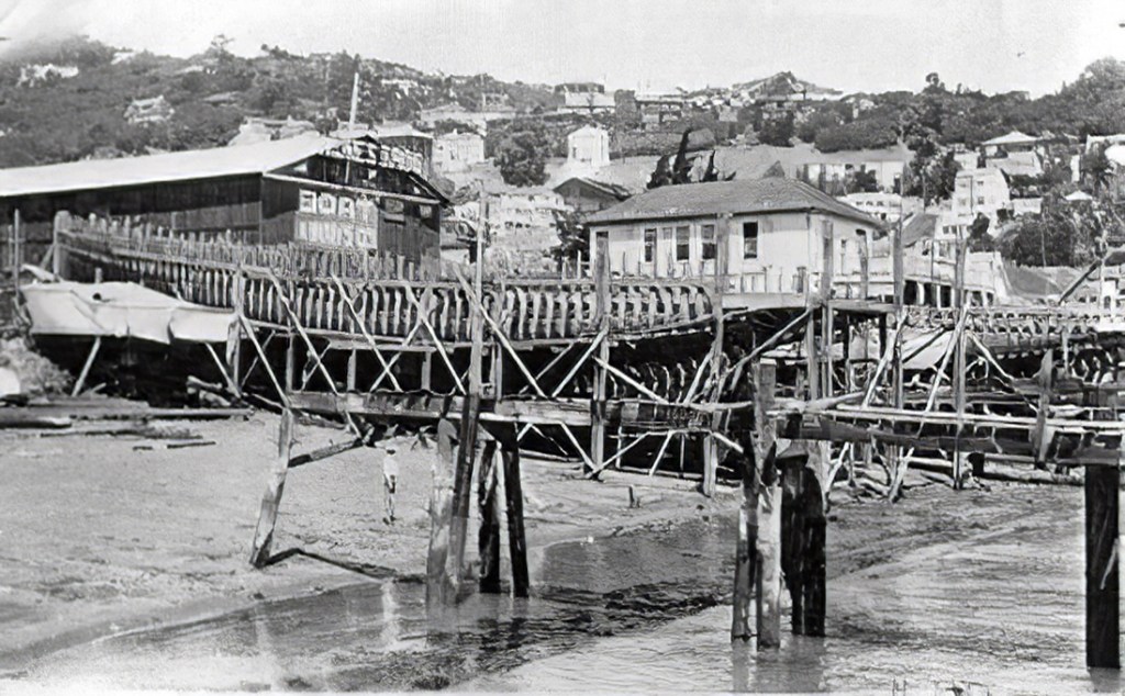 Fotografía del astillero Nunes Brothers Boat and Ways Co. en Sausalito. (Marin Scope). Ernie, que tenía 15 años cuando el astillero se mudó a Sausalito, construyó su propio barco, un balandro de carreras Teaser de 30 metros cuadrados de superficie vélica, con el que participó en regatas. Fue durante los años 30 cuando se diseñaron la mayoría de sus exitosos barcos de regatas. Primero fue el Oso de 23 pies; El barco se hizo popular de inmediato y sigue activo en la competición de clase en la actualidad. La empresa sacó una versión más grande, el Big Bear; solo se construyeron unos pocos y sería rediseñado para convertirlo en el popular Hurricane de 30 pies. En 1938, Ernie diseñó el Mercury, que se convertiría en un gran éxito una década después. En aquella época sólo se construyeron unas pocas, ya que la guerra hizo imposible la producción de embarcaciones de recreo. La producción continuó, pero tomó una nueva dirección; Se construyeron buques de la Guardia Costera, contratos gubernamentales y dos remolcadores de 88 pies para el ejército de los EE. UU..