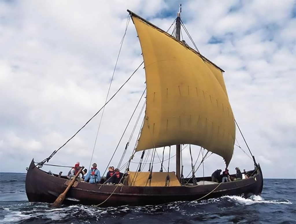 «Ottar» es una reconstrucción de Skuldelev. El barco original fue construido en el fiordo de Sogne, en el oeste de Noruega, alrededor del año 1030, mientras que Ottar fue construido en el Museo del Barco Vikingo en Roskilde en 1999-2000.