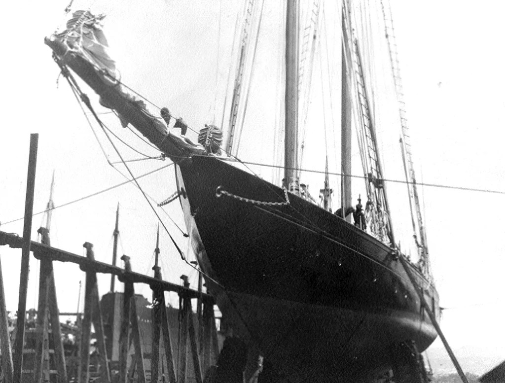 Fotografía del «Zaca» en el varadero de Nunes Brothers Boat and Ways Co. con su casco pintado de negro.