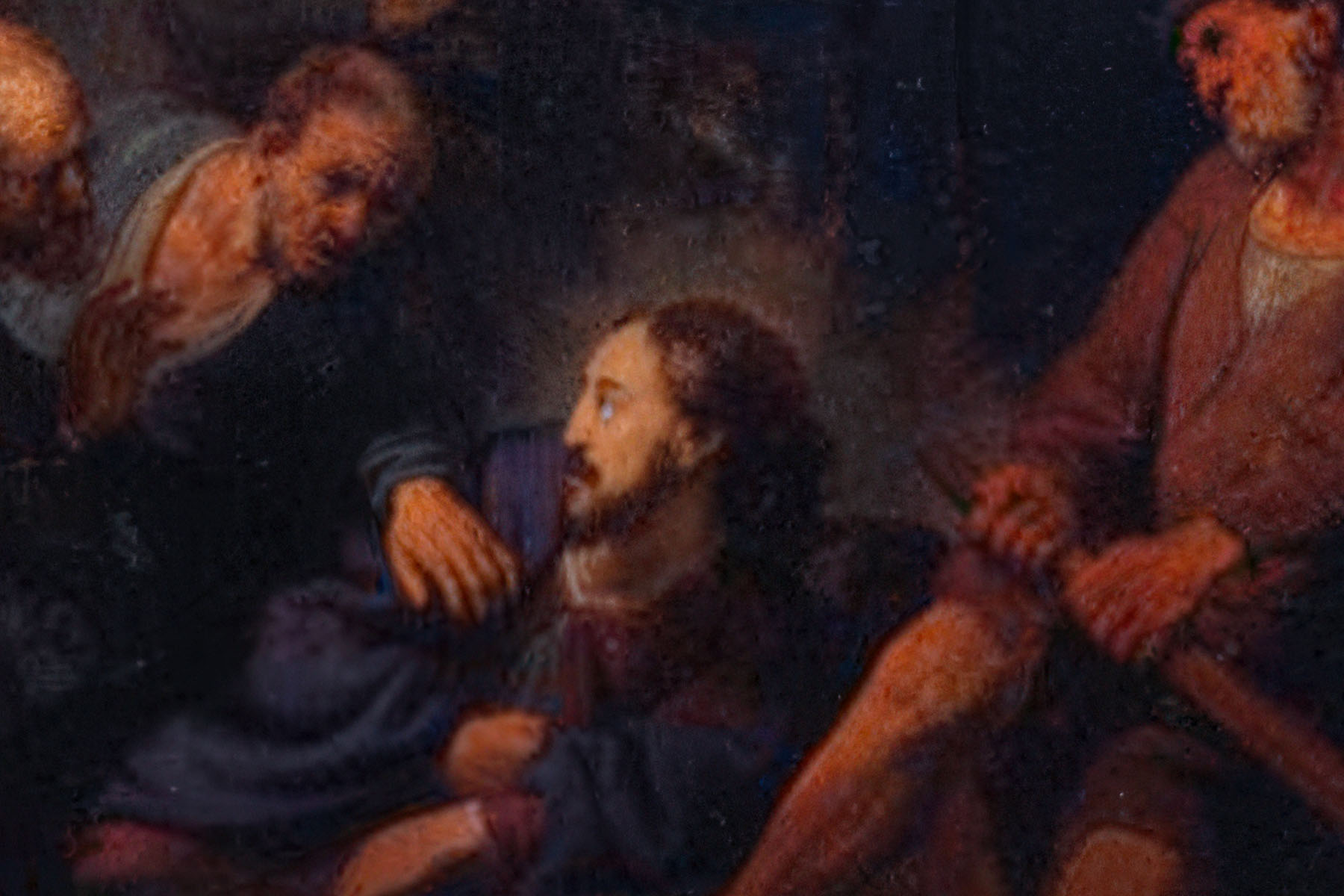 Mientras, en el caos de la tormenta, algunos hombres se sujetan al mástil de la barca, los demás corren hacia Jesús, que se distingue de los demás por un sutil halo luminoso alrededor de su cabeza.