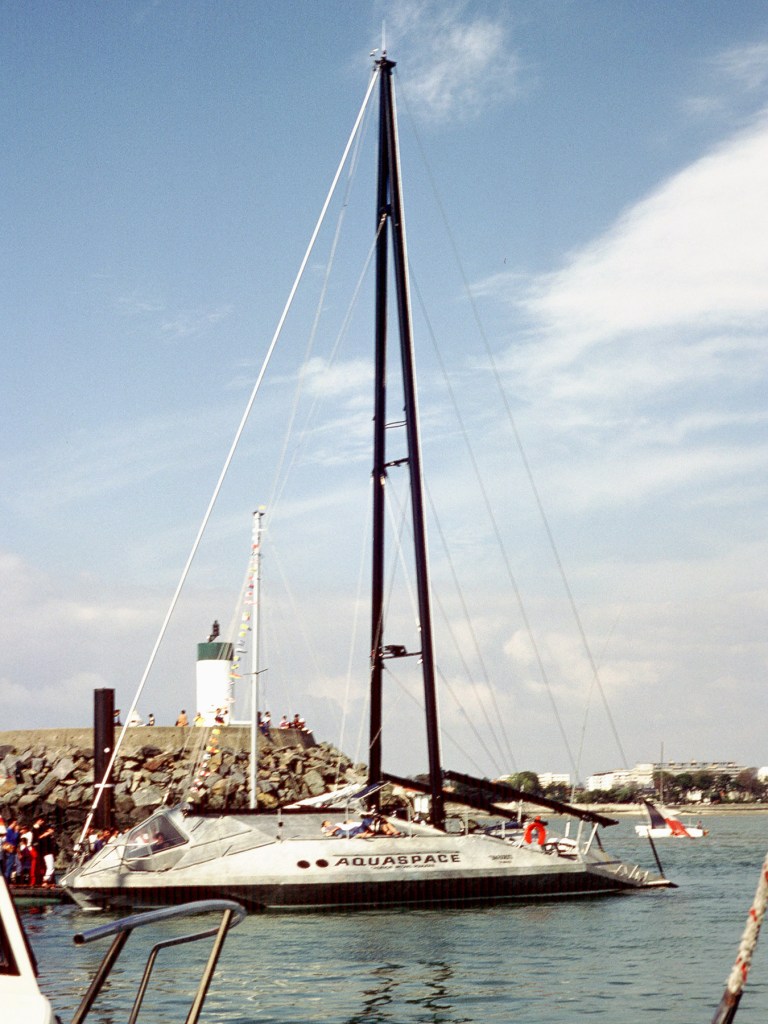 Aquaspace, yate experimental diseñado en 1978 y construido en 1982 por el arquitecto francés Jacques Rougerie, quien trabajó con el famoso biólogo marino Jacques Cousteau. De aspecto futurista, Aquaspace tiene una especie de apariencia de manta raya de la era espacial. aparejado con un mástil bípode en forma de A con dos velas de proa enrollables y cuenta con una zona de observación submarina. Sirvió durante un tiempo como centro de estudios de biología marina para científicos que estudiaban delfines y tortugas hasta que Rougerie se vio obligado a venderlo en 1995. El trimarán Aquaspace presentado en el Salón Náutico Internacional de La Rochelle, septiembre de 1984 (Salon du Grand Pavois). Charente Marítimo, Francia. (Foto de Jean-Pierre Bazard)