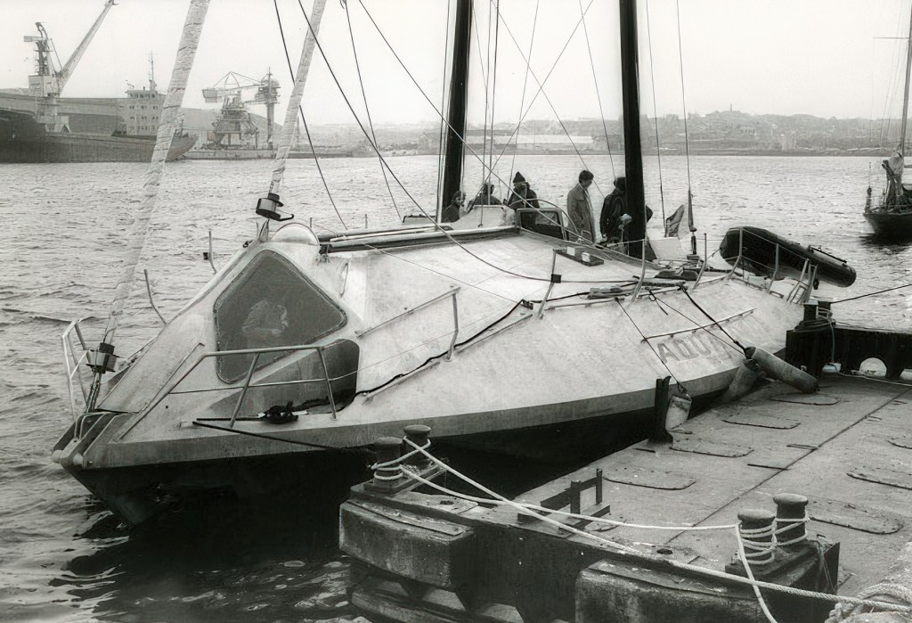Aquaspace, yate experimental diseñado en 1978 y construido en 1982 por el arquitecto francés Jacques Rougerie, quien trabajó con el famoso biólogo marino Jacques Cousteau. De aspecto futurista, Aquaspace tiene una especie de apariencia de manta raya de la era espacial. aparejado con un mástil bípode en forma de A con dos velas de proa enrollables y cuenta con una zona de observación submarina. Sirvió durante un tiempo como centro de estudios de biología marina para científicos que estudiaban delfines y tortugas hasta que Rougerie se vio obligado a venderlo en 1995.