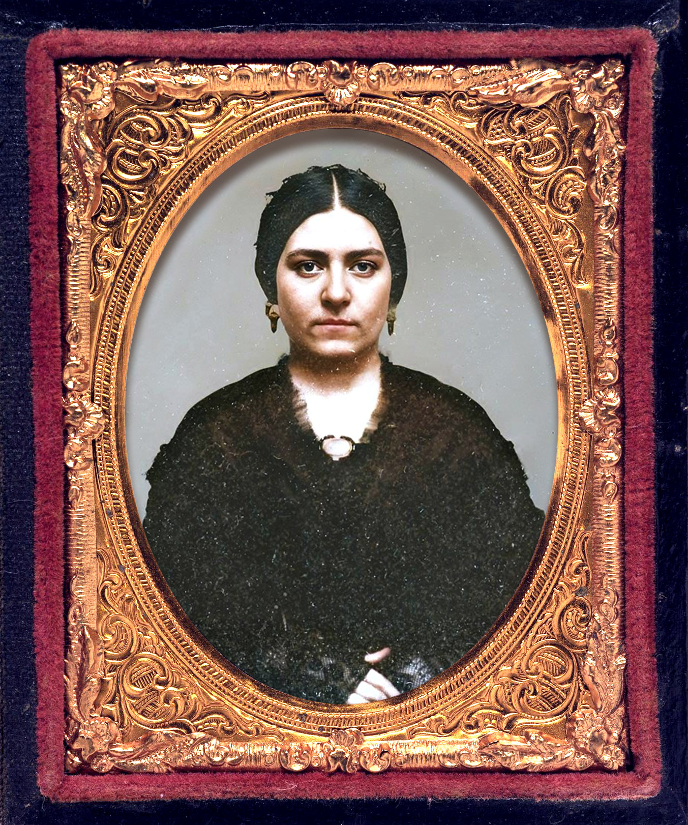 Retrato de Mary Ann Brown Patten tomado en 1857. La imagen original es un ambrotipo, un negativo de colodión húmedo, que parece un positivo. Se obtiene una imagen deliberadamente subexpuesta, la que se ve en positivo al ser situada sobre un fondo negro. En este caso me he tomado la libertad de colorearla para poder hacernos una idea más fiel de cuál sería el aspecto real de la joven Ann.