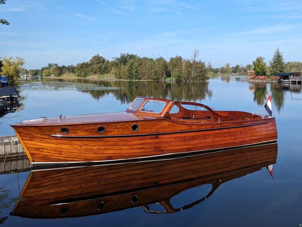 Crucero de cabina Iversen de 1950 de 8,50 metros de eslora. Sólo se construyeron dos unidades. Es una embarcación artesanal con un sólido casco de caoba. Fue construido por el propio Iversen y sus hijos.