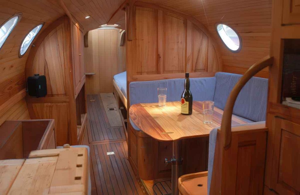 acogedor interior del AKKA. Una casa Hobbitt flotante.