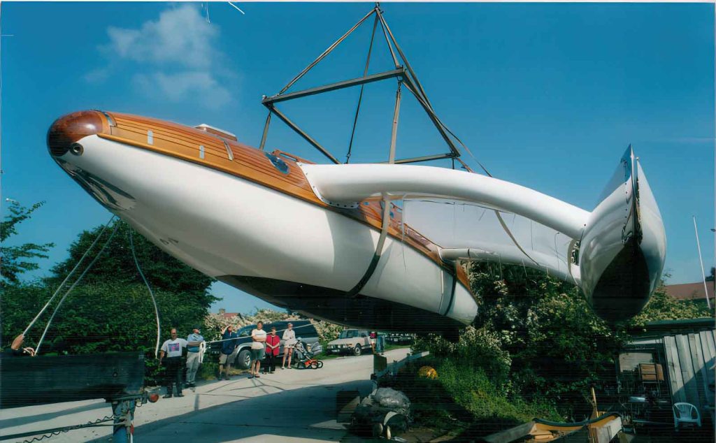 El AKKA suspendido en una grúa momentos antes de ser botado
