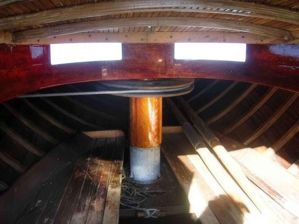 Detalle del sistema de mástil rotatorio instalado en el «Ottilia» un LJ Vingen 10A