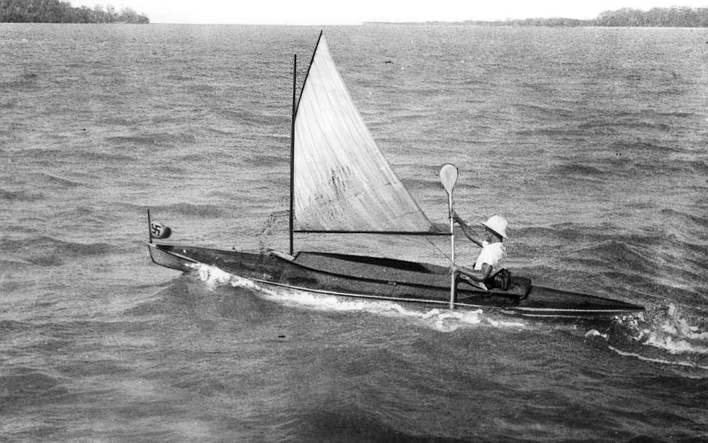 Los primeros tramos del viaje de Speck fueron financiados por familiares, pero en la India encontr√≥ benefactores entre los británicos. Finalmente, terminó navegando bajo una bandera con la esvástica (en la proa de su barco) después de que los nazis tomaran el poder en Alemania y le prestaran dinero.