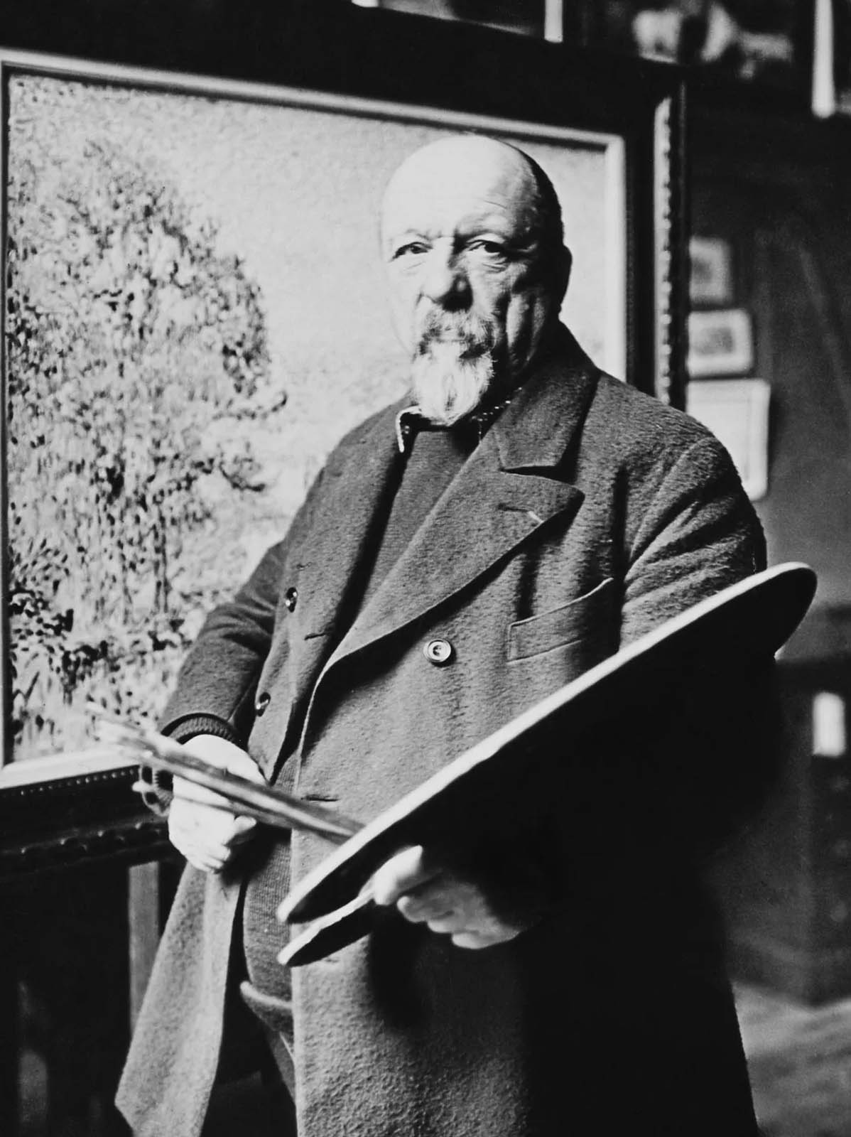 Paul Signac retratado en su estudio en 1930. Nacido el 11 de noviembre de 1863 en París, Francia, fue un pintor francés que, junto con Georges Seurat, desarrolló la técnica llamada puntillismo; Falleció el 15 de agosto de 1935 en París. © Hulton Archive/Getty Images