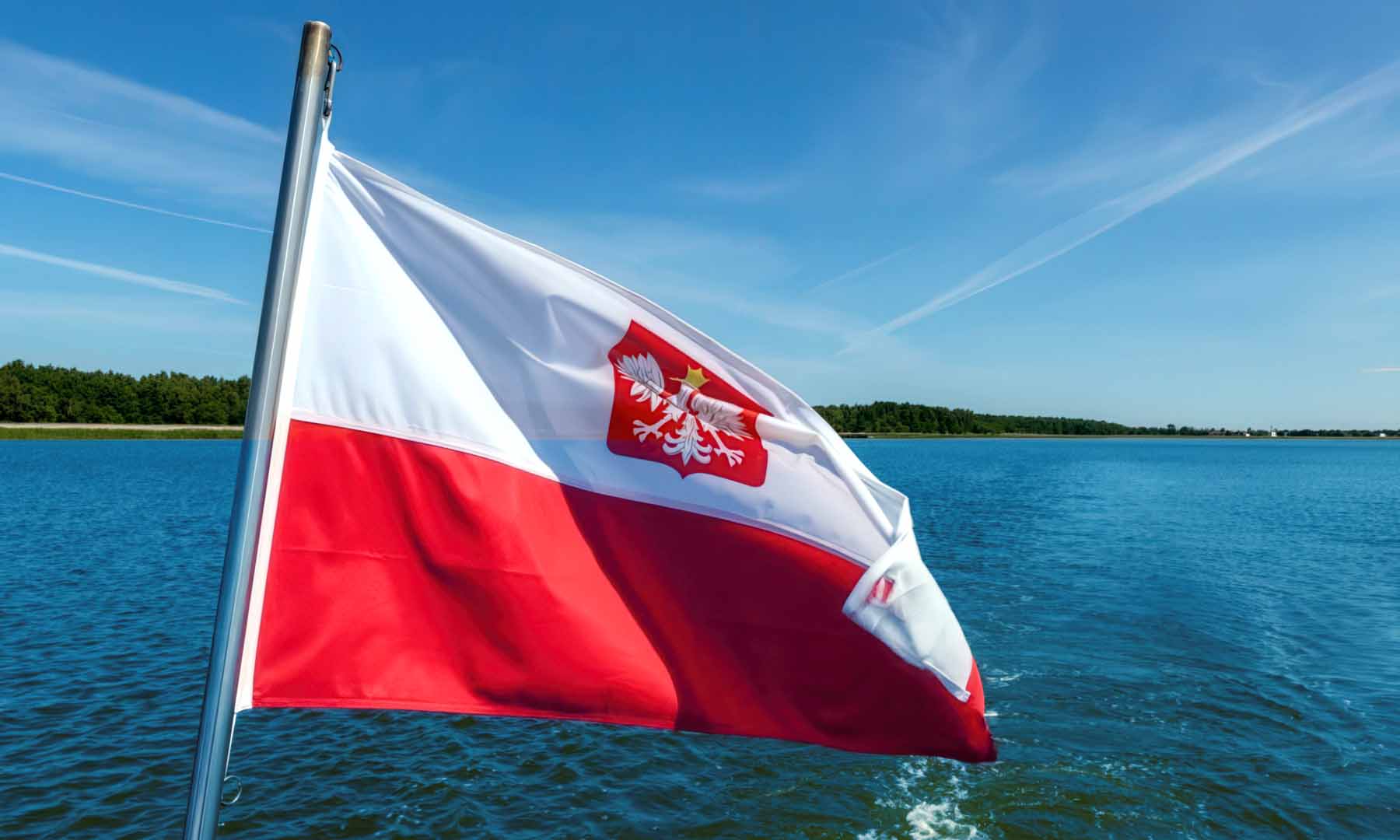 Bandera polaca en un mástil en la popa de un barco