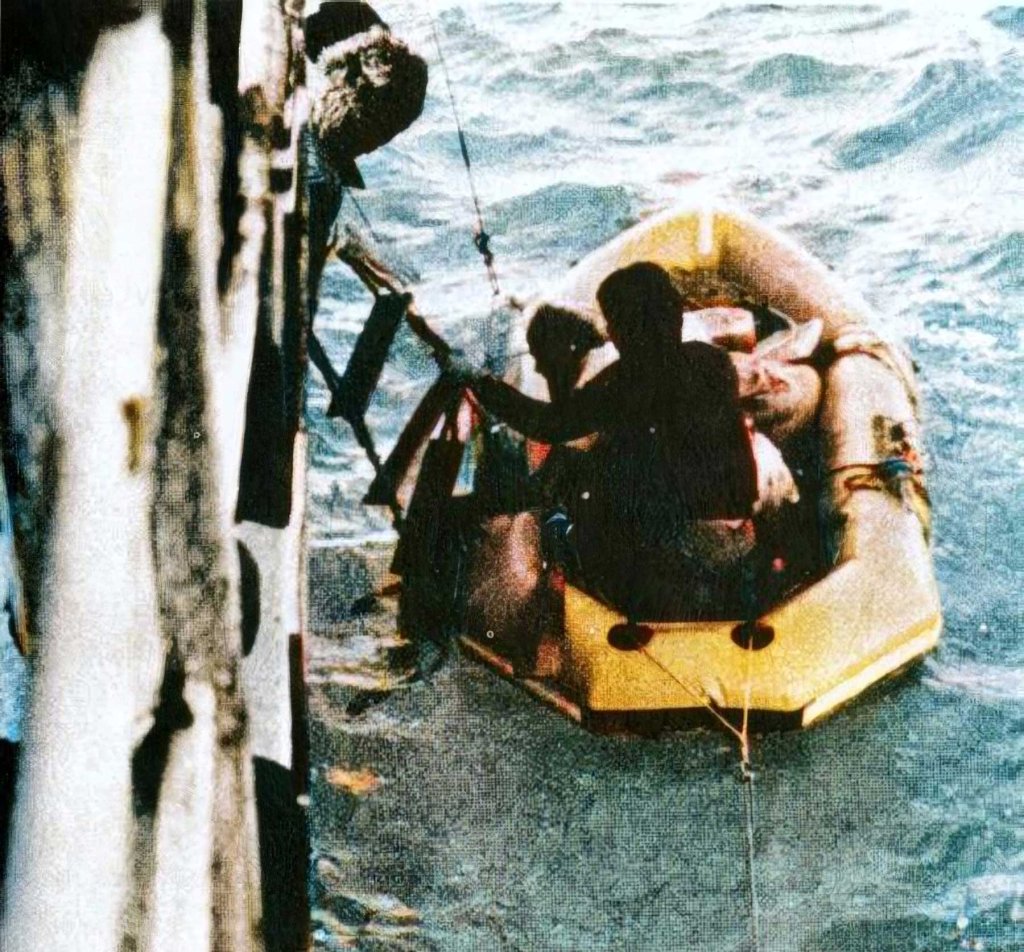 Foto del momento en que lanzaron una escala desde el «Weolmi 306» para rescatar a los náutfragos.