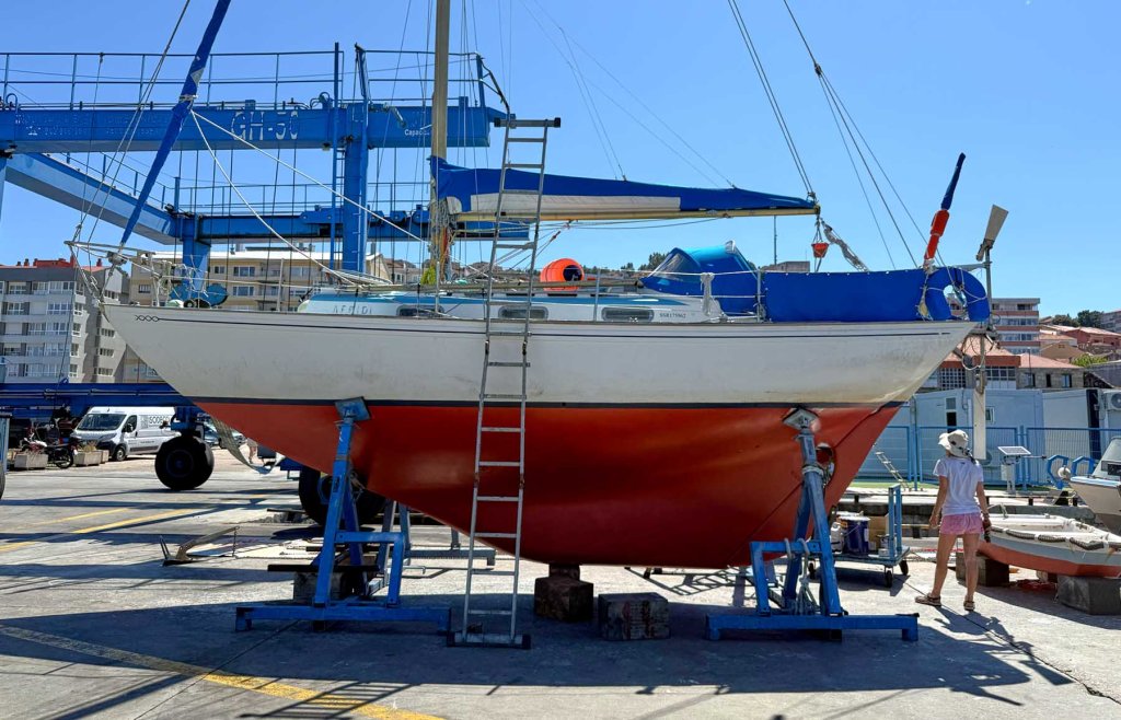 Barco de vela en un varadero