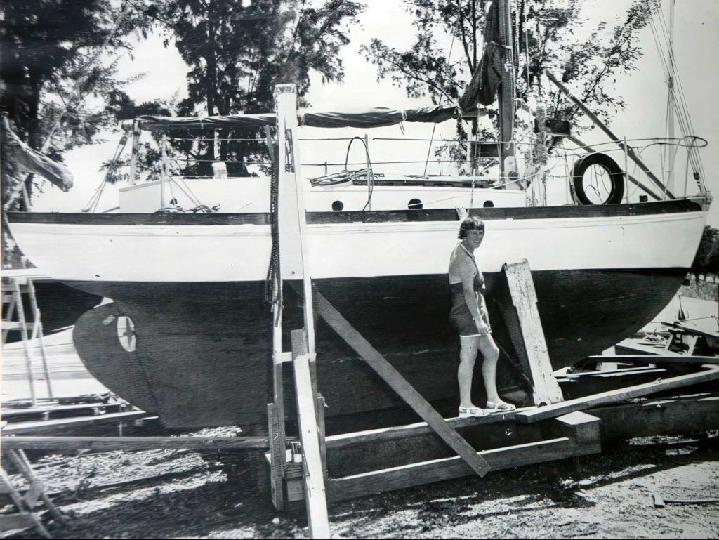 Ann Davison junto al «Felicity Ann» en el varadero