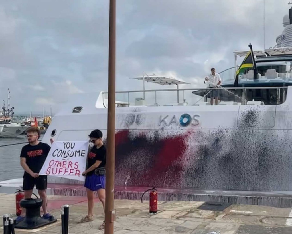 Superyate vandalizado por activistas ecologistas en el puerto de Ibiza