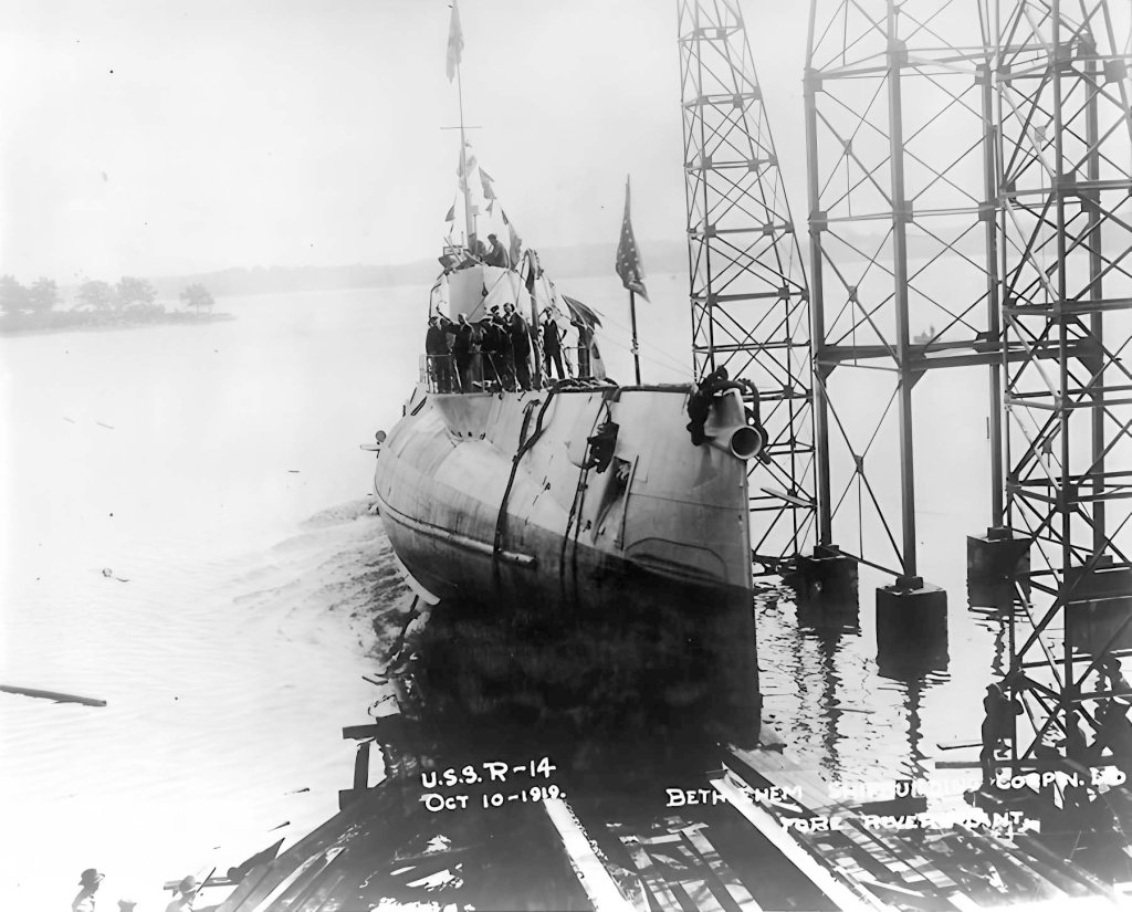 Botadura del USS R-14 el 10 de octubre de 1919