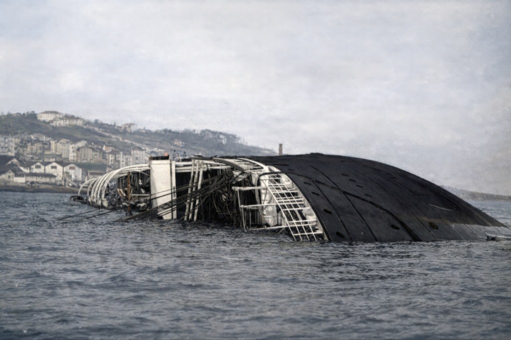 El vapor Alfonso XIII hundido de costado en la bahía de Santander en 1915