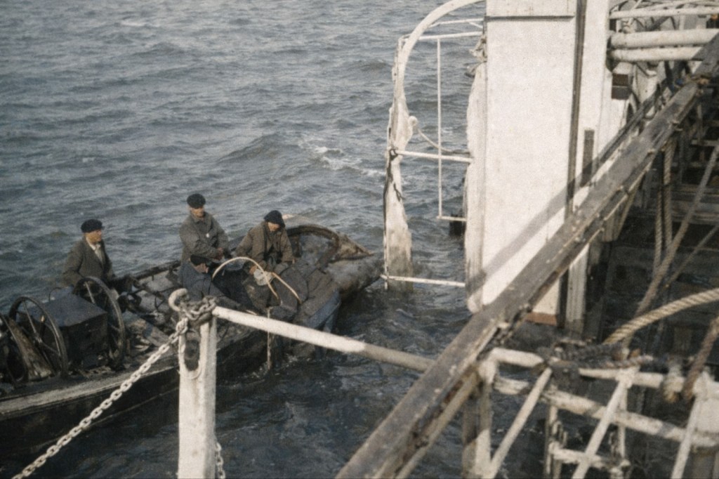 Alfonso XIII operarios llegando al naufragio