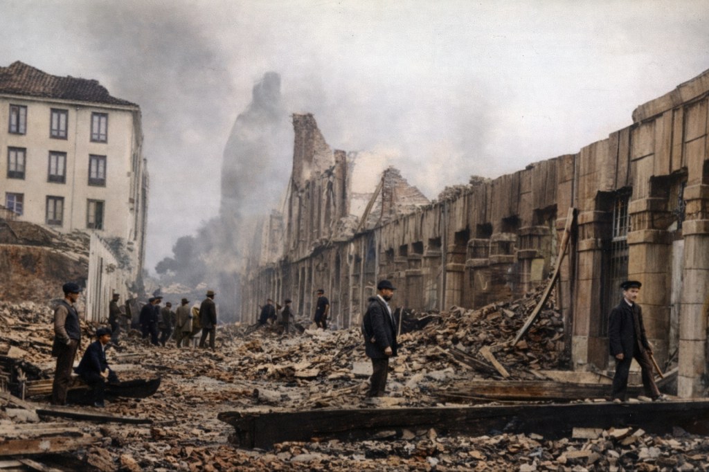 Calle Méndez Núñez en llamas y en ruinas
