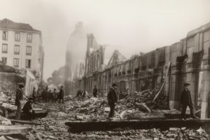 Calle Méndez Núñez en llamas y en ruinas