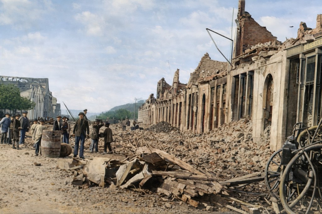 Edificios destrozados por la primera explosión del Cabo Machichaco