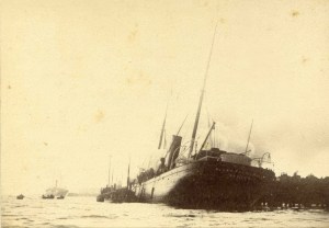 El vapor Cabo Machichaco ardiendo tras la primera explosión