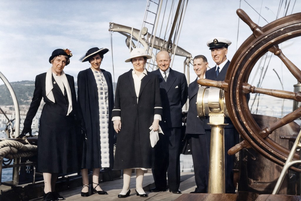 1949- de izquierda a derecha- Madame Gruss, la Condesa Knuth,la Reina Alexandrine de Dinamarca, el Conde Knuth, el Cónsul danés en Cannes y Viggo Jarl a bordo del «atlantide», nombre que dio Jarl al «Shenandoah of Sark»