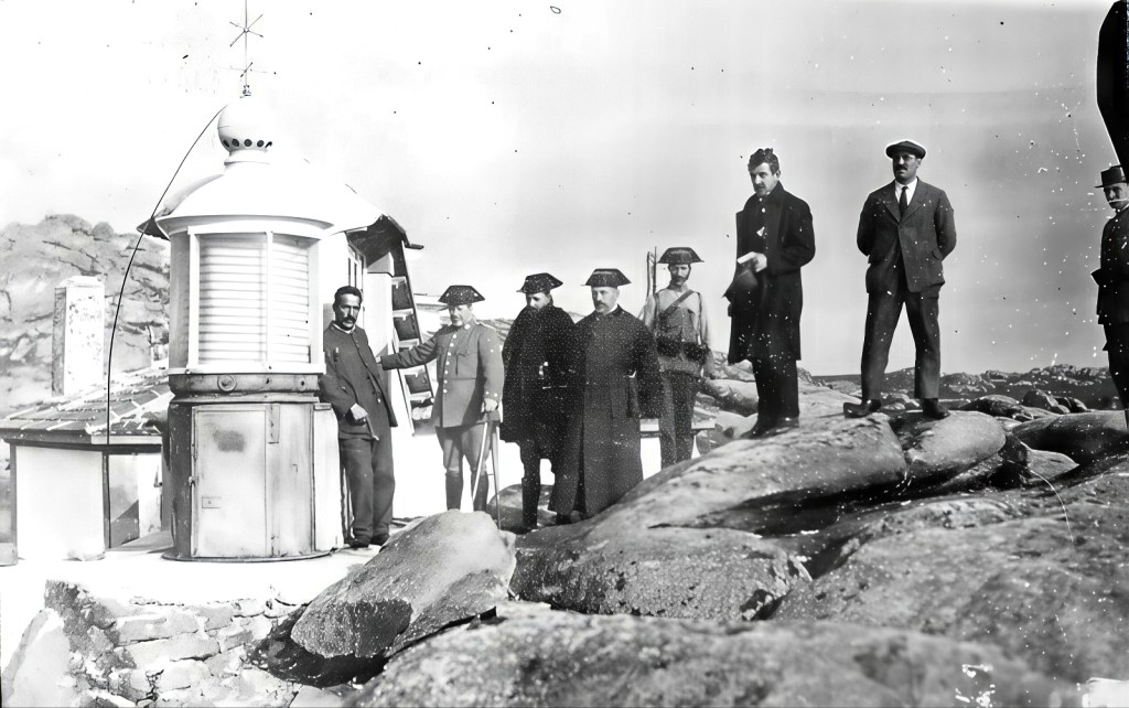 Autoridades. El farero de Sálvora, Tomás Pagán, junto a los números de la Guardia Civil que acudieron a socorrer a los náufragos. Foto: Ksado