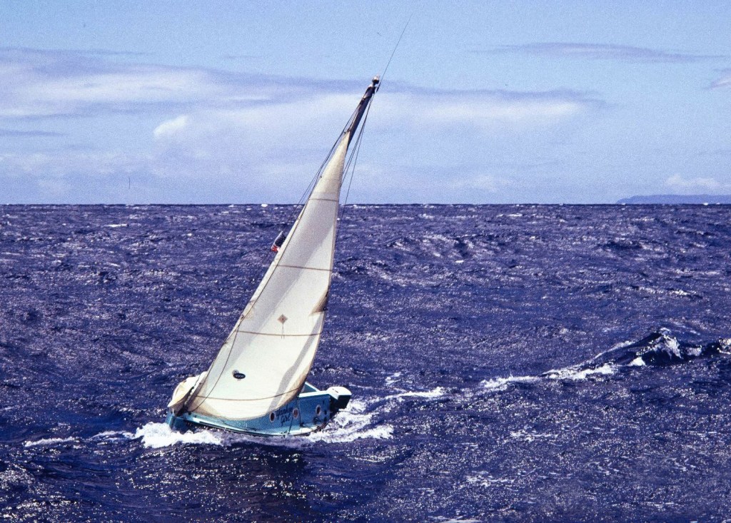 Gerry Spiess navegando en océano pacífico con el foque