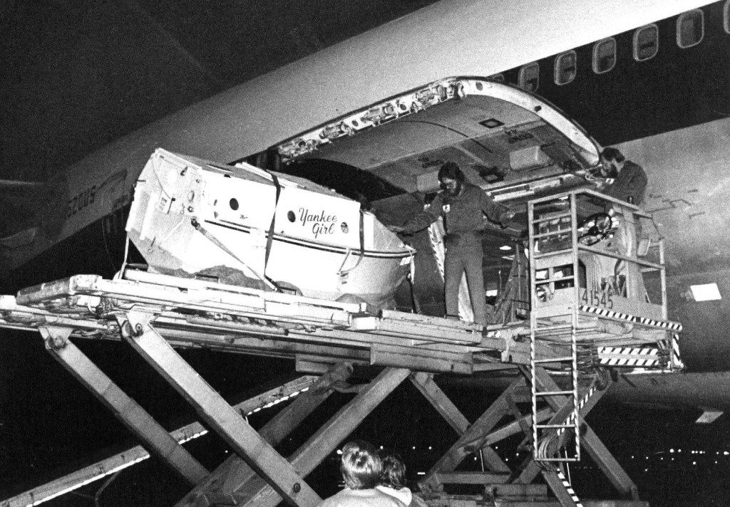 El Yankee Girl en la bodega de un avión de regreso a Minnesota desde Asutralia