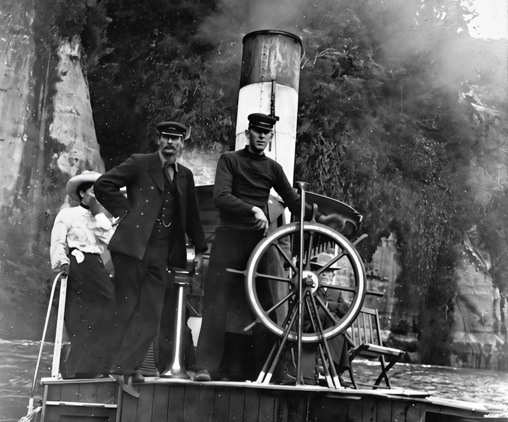 El capitán Kenny Stuart con su mano en el telégrafo del puente,  y su timonel