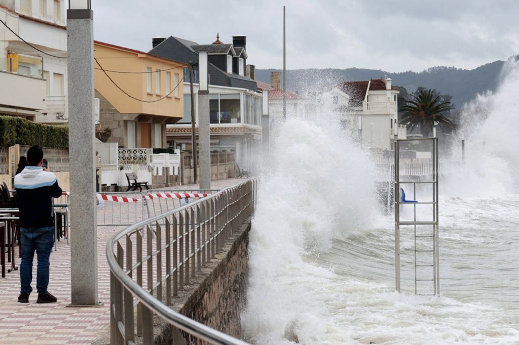 El oleaje golpea el paseo de Panxón