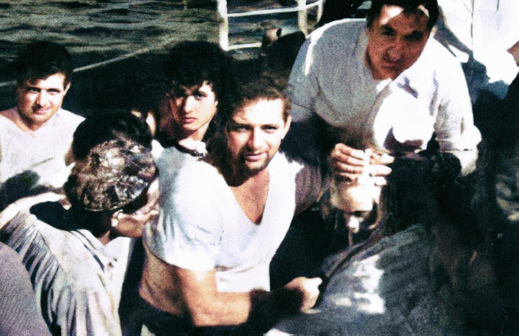 Marineros griegos y Terry Jo momentos después de sacarla del mar