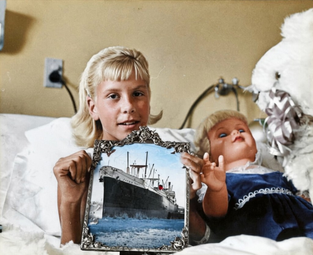 Terry Jo posa para la prensa sujetando una fotografía del «Captain Theo», el barco que la salvó.
